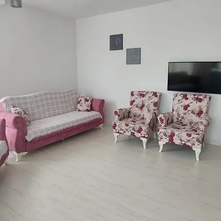 Koepruebasi Aile דירה